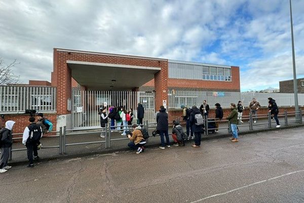 Devant le collège Edouard-Herriot de Chenôve (Côte-d'Or), lundi 18 mars 2024.