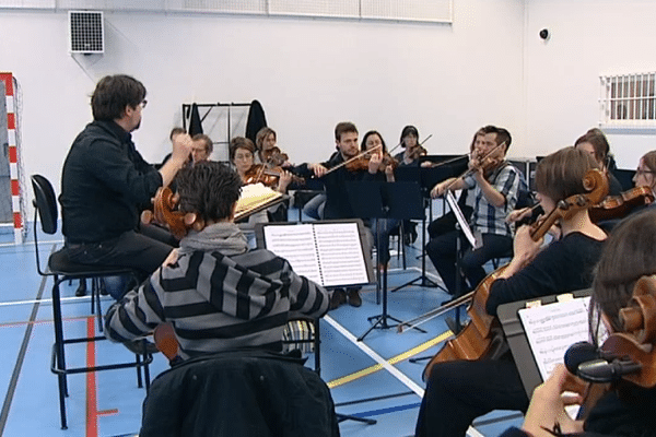 L'orchestre de la Fabrique Opéra Val de Loire à la prison de Saran, le 23 avril 2016, dans le Loiret.