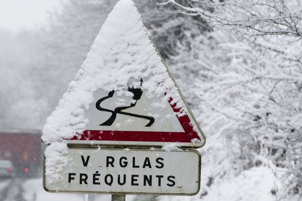 En Haute-Loire, les chaussées sont enneigées ou partiellement enneigées sur une grande partie du réseau routier, mardi 20 novembre. La circulation est délicate. (Photo d'illustration).