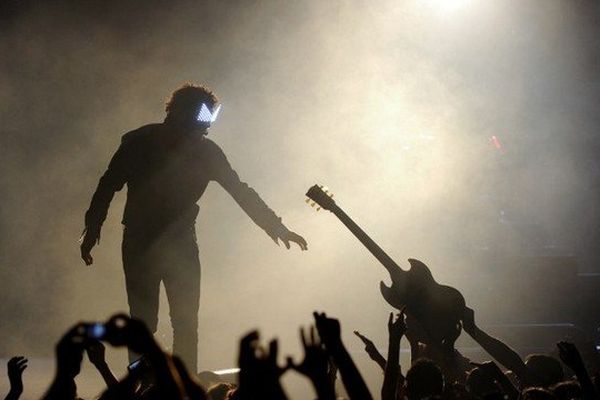 Pour l'ultime date de sa tournée, Matthieu Chedid a fêté ses 42 ans sur la scène du Nikaïa ce samedi soir. 