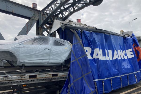 Un camion transportant des châssis Alpine se retrouve encastré sous les poutres métalliques du Pont Colbert de Dieppe