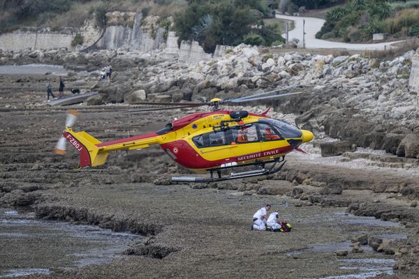 L'homme a été hélitreuillé par le Dragon 17, avant d'être déposé sur la plage. Illustration.