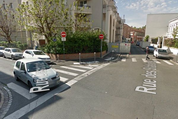 Le cycliste a été percuté vendredi soir à l'angle de la rue Deschodt et de la rue des Stations à Lille