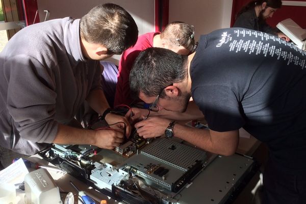 Au Repair Café, comme ce samedi à Valbonne, l'union fait la force contre le gaspillage et l'obsolescence programmée.