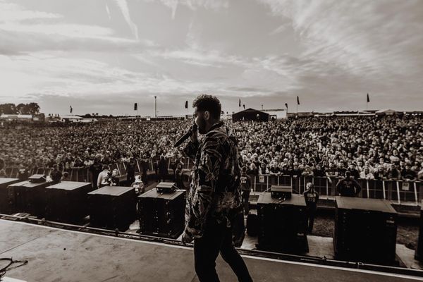 Josh Franceschi devant plus de 50.000 personnes au Download Festival, en 2018.