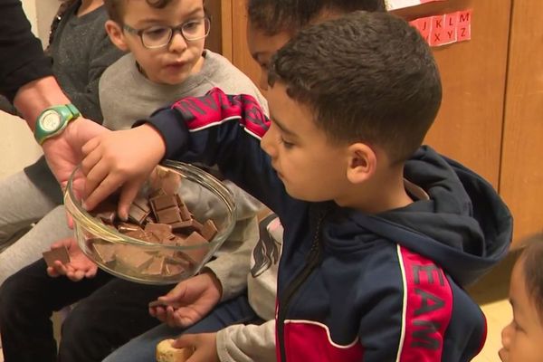 Les écoles maternelles et primaires des zones prioritaires proposent des petits-déjeunes à tous les élèves.