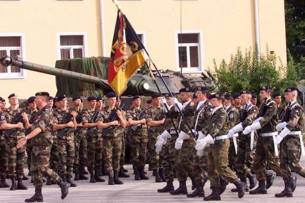 Des militaires portant le drapeau du 110è régiment lors des cérémonies du 10è anniversaire de la brigade franco-allemande le 24 septembre 1999 à Mullheim 