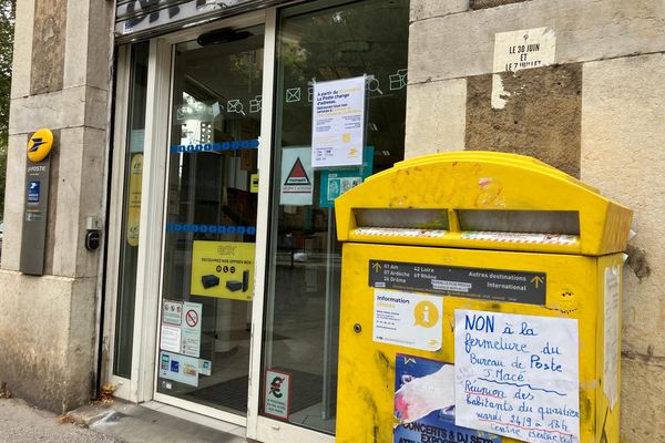 La Poste avait annoncé que ce rideau du bureau de Jean Macé à Lyon serait définitivement fermé à partir du 31 octobre 2024