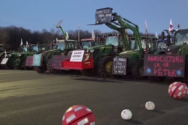 Alors qu'Emmanuel Macron se rend à Bruxelles, les agriculteurs maintiennent la pression en Normandie.