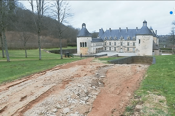 Certains dépendances du château ont pris l'eau, mais pas les appartements 