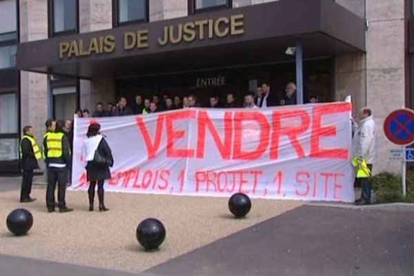 Les salariés de Skylander devant le tribunal de Briey le 3 avril 2013