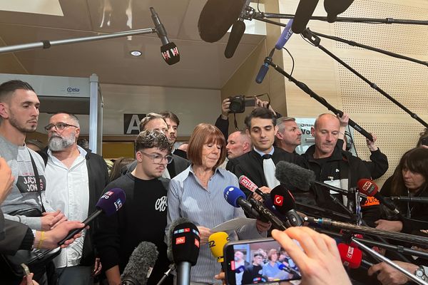 Gisèle Pelicot a laissé tomber la veste. En chemise, elle s'est présentée devant la presse pour quelques mots de remerciements. Elle lit ses notes, très émue.