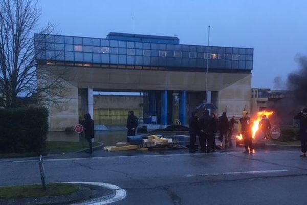 Une partie des surveillants de prison de Val-de-Reuil (Eure) ont répondu à l'appel pour un blocage total ce lundi 22 janvier 2018.