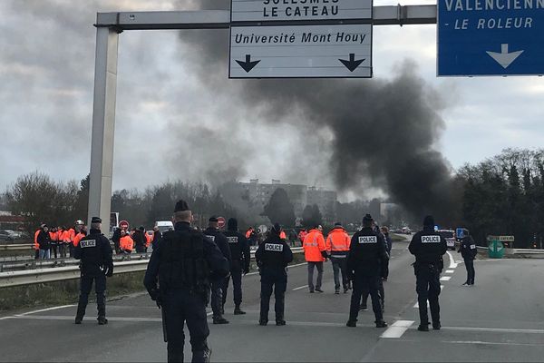 Les accès à l'autoroute sont bloqués. 