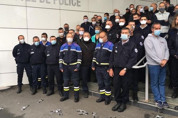 Vendredi 12 juin, environ 150 policiers se sont rassemblés devant le commissariat de Clermont-Ferrand.