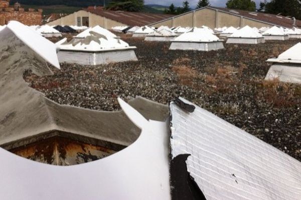 Plus d'une centaine de coupoles de toit ont été brisées sur le chantier de réhabilitation de l'ancienne filature Gast