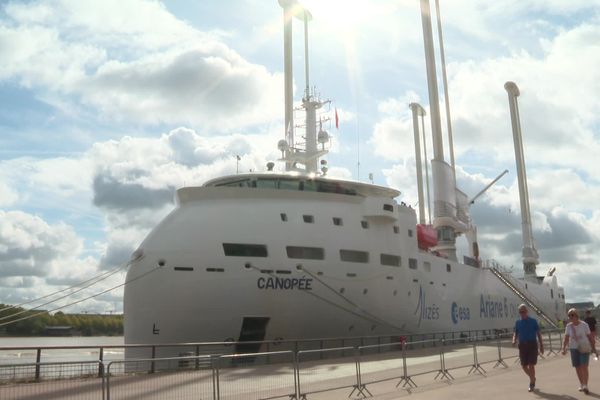 Une coque de cargo futuriste et quatre mâts de trente-six mètres de haut, le montage est inédit. L'étonnant bateau baptisé "Canopée" est amarré aux quais de Bordeaux depuis le 3 octobre 2023.