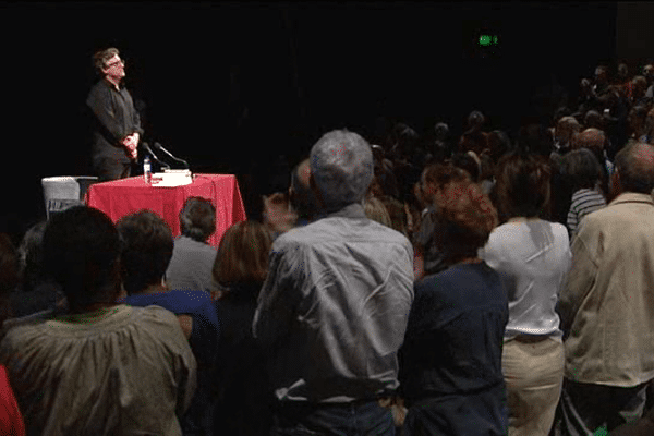 Standing ovation pour le derniers cours de Michel Onfray de la saison à l'université populaire de Caen