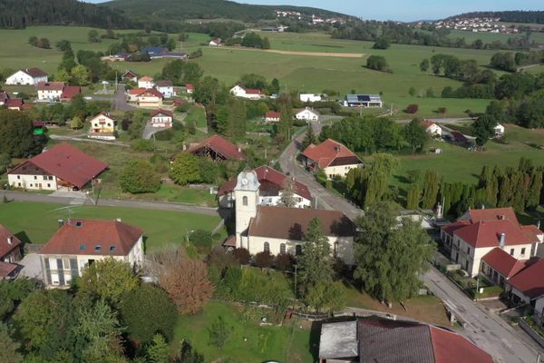 Le village de Charmoille, dans le Haut-Doubs, fait partie des communes recensées en 2024.