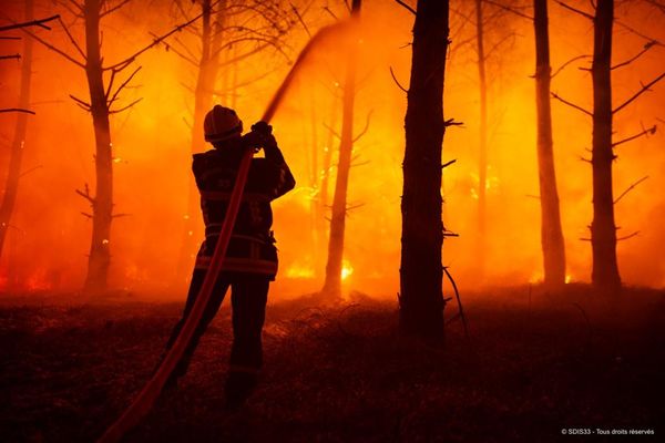 La situation reste très tendue en Gironde pour les 2000 pompiers qui luttent toujours contre les flammes.