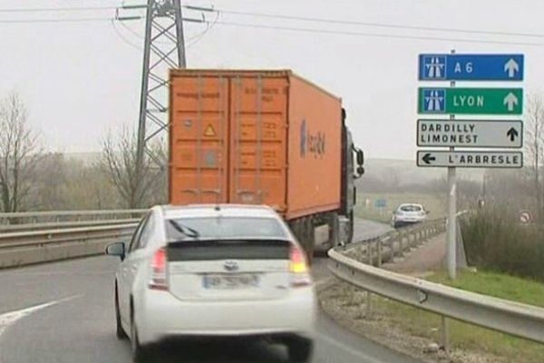 Aujourd'hui, en prenant l'A89, les derniers kilomètres pour rejoindre Lyon se font encore sur des petites routes de campagne.