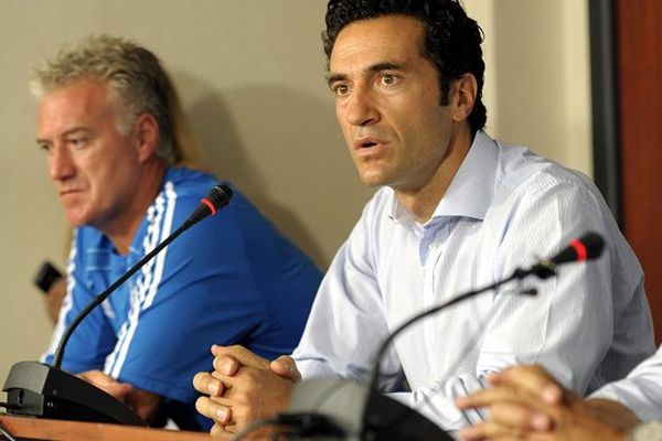 Christophe Baudot le médecin de l' OM en 2010 en compagnie de Didier Deschamps ancien entraîneur lors d'une conférence de presse à la Commanderie.