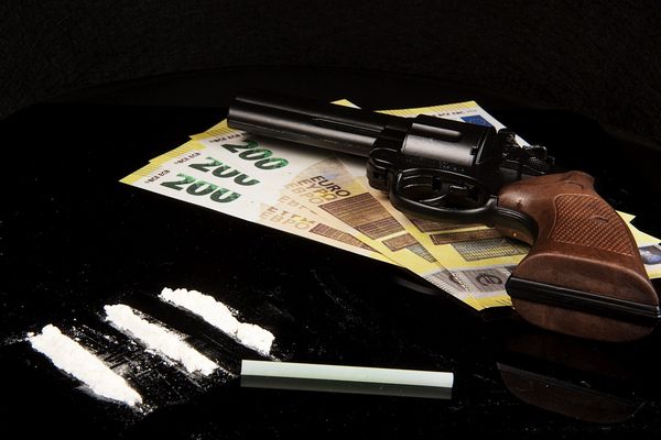 Un revolver, des billets de banque et de la cocaïne (image d'illustration).