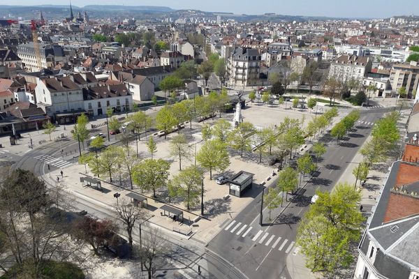 La place de la République, à Dijon, déserte et vue du ciel. La photo a été prise depuis un immeuble boulevard Georges Clémenceau.