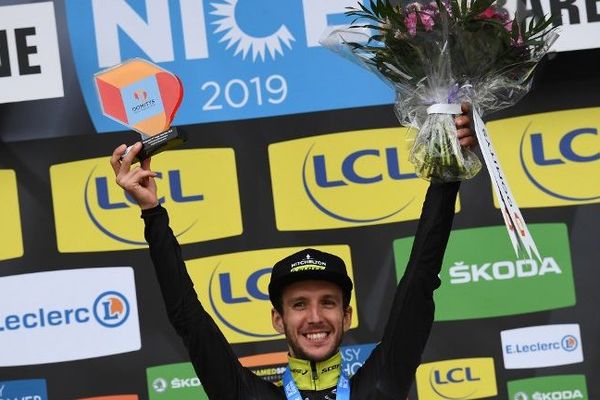 Le Britannique  Simon Yates fête sa victoire sur le podium.