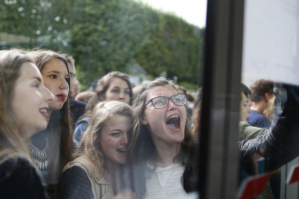 Les candidats au bac découvrent les résultats dans un lycée de Caen en 2016