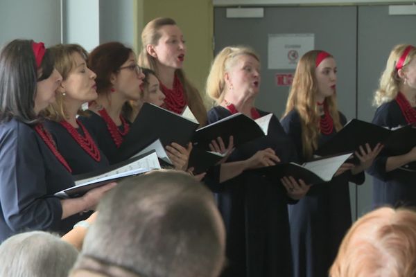 Le concert donné par ces chanteuses reprend notamment des chants traditionnels ukrainiens en passant par Bach et Debussy.