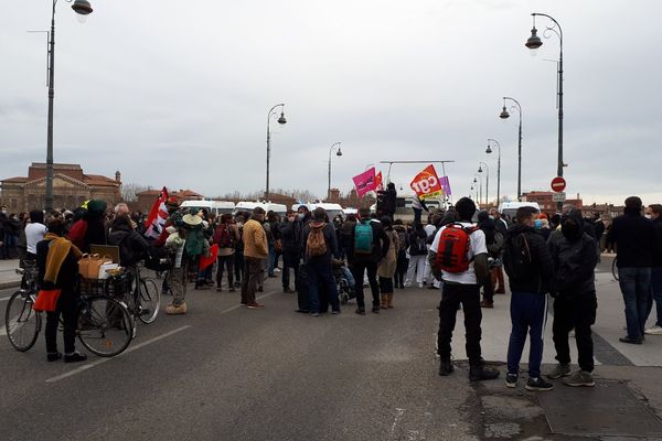 Les manifestants ont été bloqués par les CRS au niveau du Pont-Neuf à Toulouse.