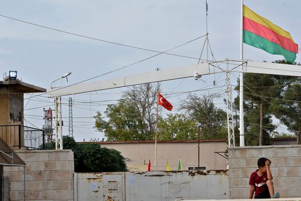 La ville kurdo-syrienne de Kobane, à la frontière de la Turquie, le 18 octobre dernier, quelques jours après le début des affrontements. 
Au premier plan, le drapeau de Rojava. Au second plan, le drapeau turque.