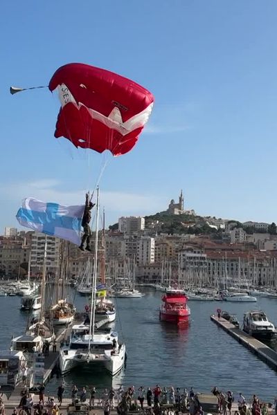 Un parachutage au-dessus du Vieux-Port.