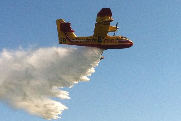 Un Canadair en plein largage près du Lac de la Gimone