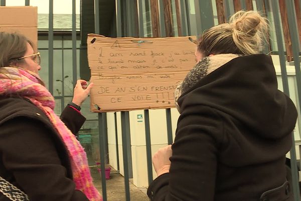 Le 19 novembre dernier, les parents d'élèves d'une classe de 3e du collège Pablo Picasso à Châlette-sur-Loing ont bloqué l'entrée de l'établissement pour protester contre l'absence de professeur de français.