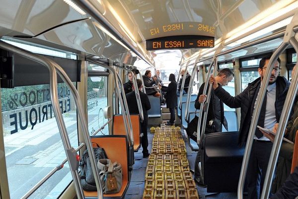 Le look du bus 100% électrique Aptis s'inspire des tramways. 