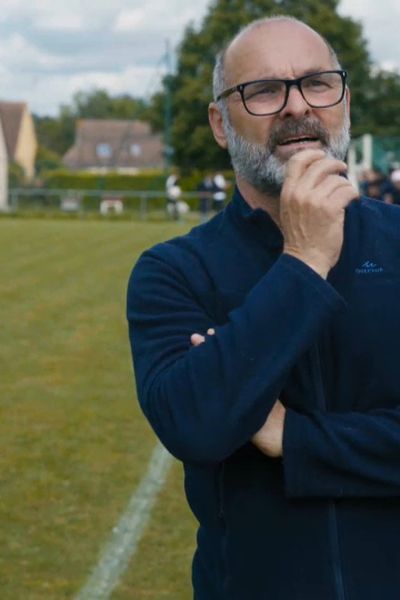 Pascal Dupraz, coach professionnel au chevêt du club de Fontenay-le-Vicomte en Essonne et personnage central de la série Les Héros du gazon