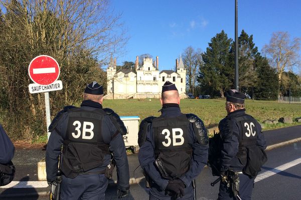 Les forces de l'ordre sont arrivées tôt dans la matinée du 07 mars pour procéder à l'évacuation