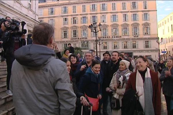 "Aujourd'hui en France, on a le droit de sauver des gens qui sont dans la détresse", s'est réjoui ce vendredi Pierre-Alain Mannoni ici de dos face à ses soutiens.