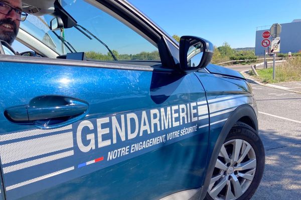 Trois individus soupçonnés de plusieurs vols à la roulotte sur des aires d'autoroute entre Nîmes et Montpellier ont été identifiés par les gendarmes du Gard suite à une enquête de plusieurs mois.