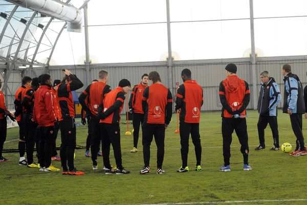 Le VAFC en entrainement l'hiver dernier sur le terrain synthétique couvert de la Gaillette à Lens