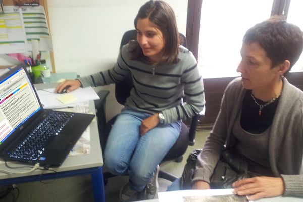 Une agricultrice en train de faire sa déclaration de surfaces à la chambre d'agriculture de Corse-du-sud