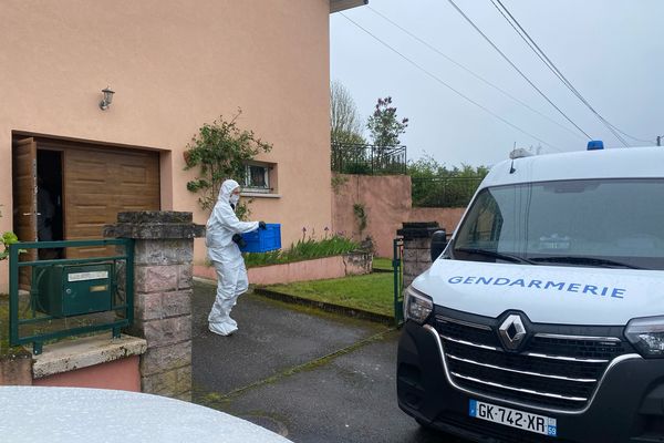 Les gendarmes de l'identification criminelle au domicile de la septuagénaire retrouvée morte chez elle à Bertrichamps, en Meurthe-et-Moselle, vendredi 19 avril 2024.