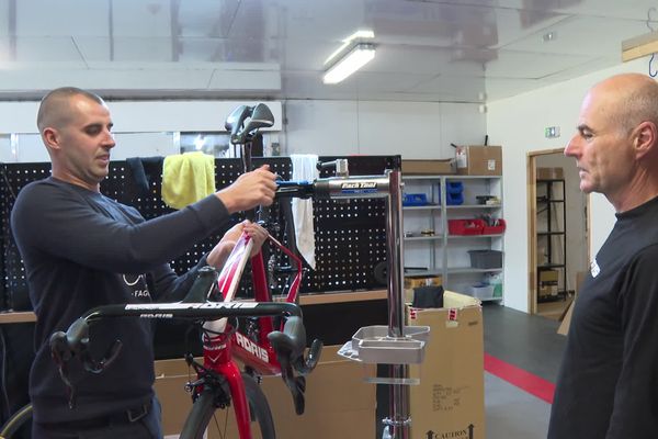 Olivier Duault a présidé pendant longtemps le club de vélo de Locminé. Il a transmis le virus du vélo à ses deux fils Adrien (sur la photo) et Romain