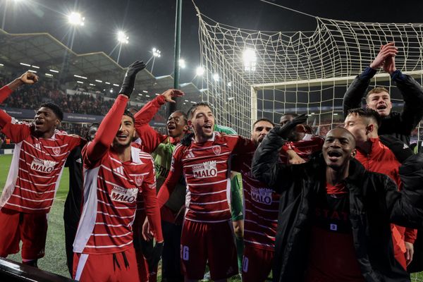 Le Stade Brestois fête sa dernière victoire contre le PSV Eindhoven (1-0) avec ses supporters.