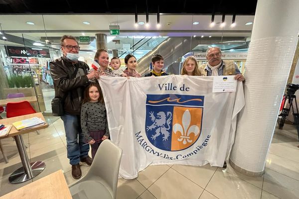 Philippe Recton, adjoint au maire de Margny-lès-Compiègne (à droite) et Pascal Benezit, responsable de la communication de la ville étaient très émus lors de leur rencontre à Malbork en Pologne avec les jeunes réfugiés ukrainiens, jeudi 24 mars 2022.