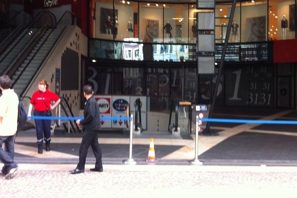 Cordon de sécurité devant le centre commercial le 31 ce lundi après-midi.