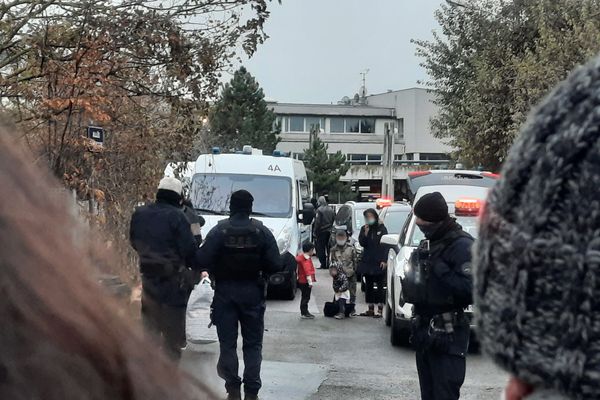 Une famille d'exilés s'apprêtant à monter dans un taxi lors de l'évacuation du squat allée Boucquaine à Reims, le 3 janvier 2020. 