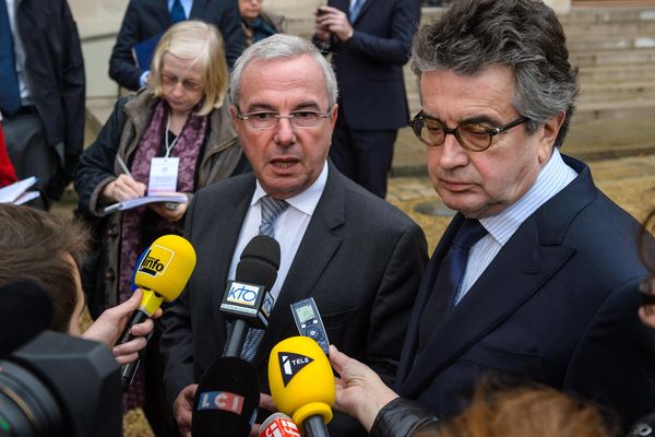 Les députés Jean Leonetti et Alain Claeys au palais de l'Elysée après la remise de leur rapport sur la fin de vie.